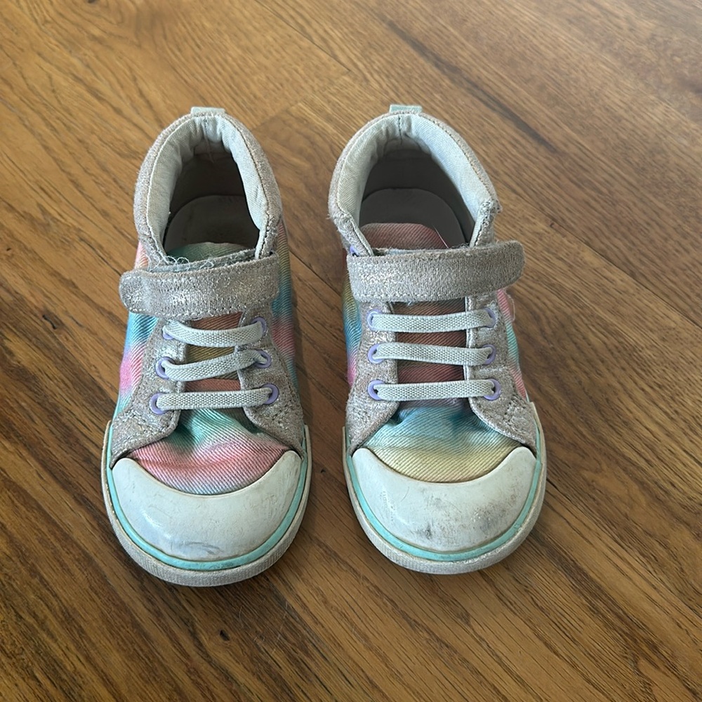 See Kai Run toddler Peyton rainbow sneaker, size 9